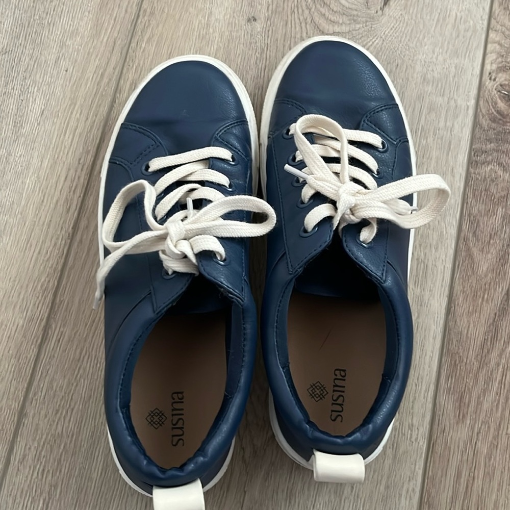 Hello Spring! Gently used blue leather Susana sneakers.